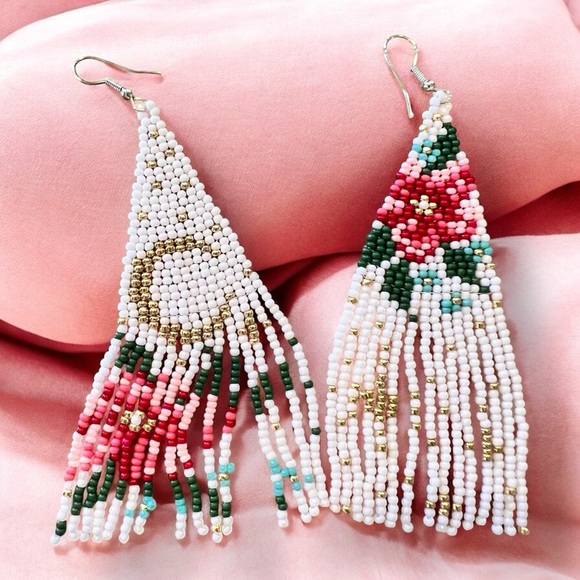 These beautiful feminine earrings feature a vibrant blend of colors - Picture 15 of 17